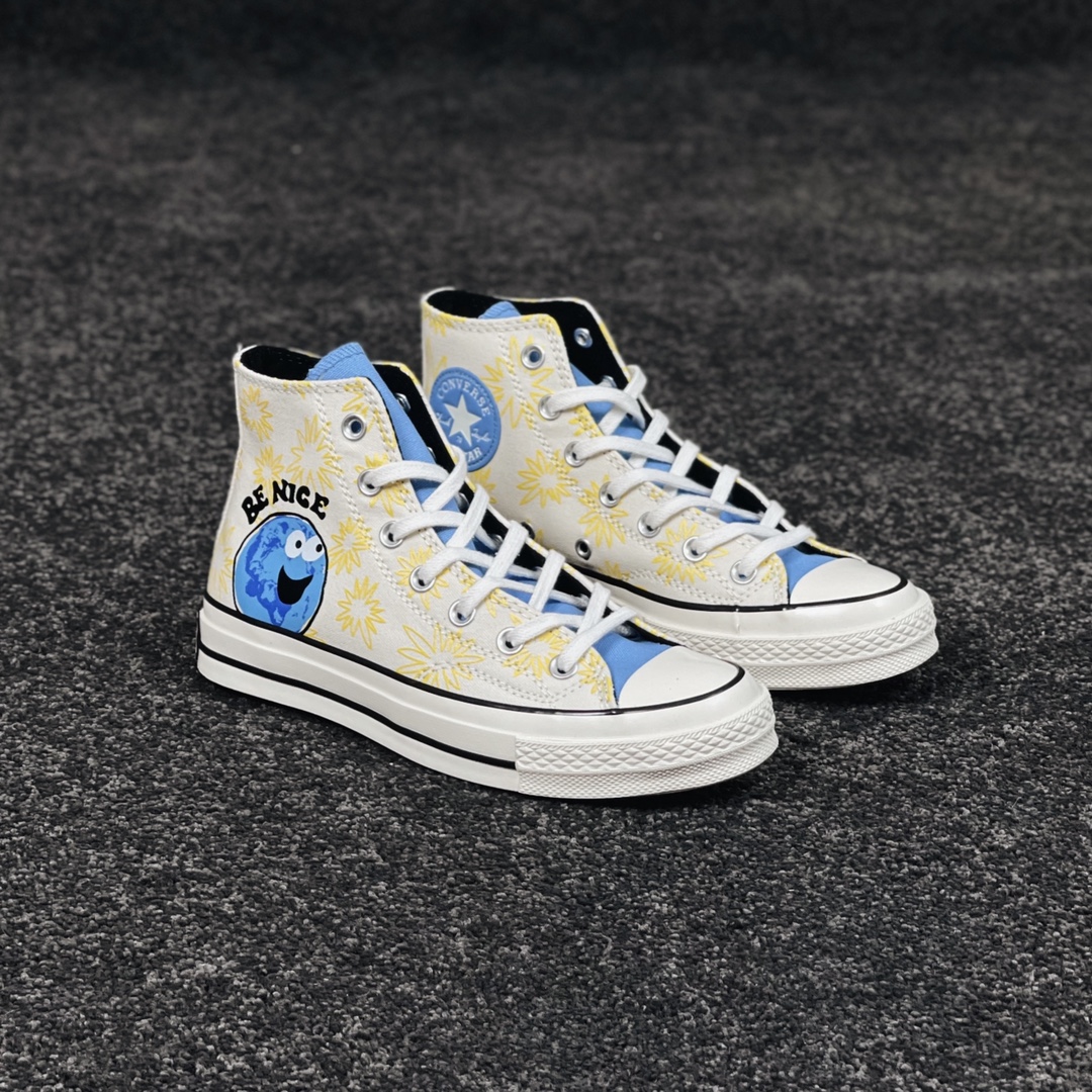 G0 2022春季Converse Chuck 1970s 地球涂鸦撞色款鞋面有机棉帆布材质，透气好，穿着舒适；鞋身饰有盛开的花朵，可可爱爱，富有积极向上的生命力；鞋舌和脚踝经典Chunk Taylor Logo采用撞色设计，颜色相呼应，增添动感。