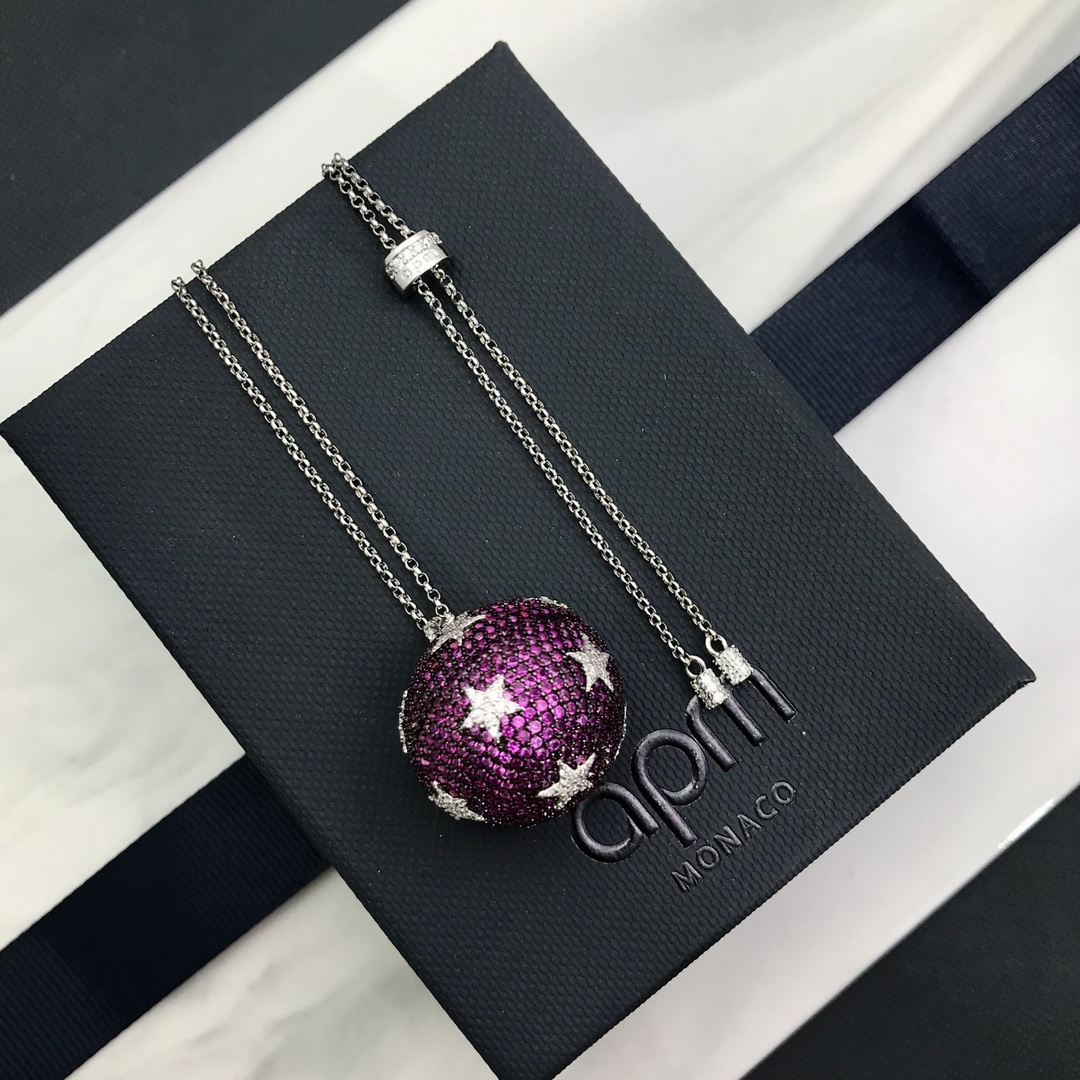 4720260 高品质❗140️Apm monaco 新品单球迪斯科球红色星星满钻项链!闪烁星星点缀,散发颈间璀璨光芒,星星点缀复古迪斯科球,呈现趣味节日情怀,v璀璨闪石搭配密镶工艺,契合欢愉氛围,为多样造型增添时尚细节~