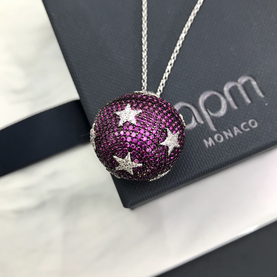 4720260 高品质❗140️Apm monaco 新品单球迪斯科球红色星星满钻项链!闪烁星星点缀,散发颈间璀璨光芒,星星点缀复古迪斯科球,呈现趣味节日情怀,v璀璨闪石搭配密镶工艺,契合欢愉氛围,为多样造型增添时尚细节~