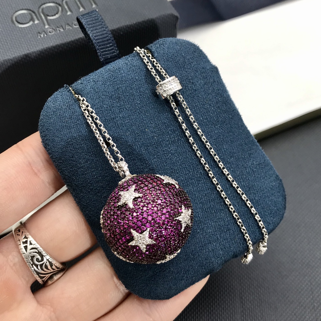 4720260 高品质❗140️Apm monaco 新品单球迪斯科球红色星星满钻项链!闪烁星星点缀,散发颈间璀璨光芒,星星点缀复古迪斯科球,呈现趣味节日情怀,v璀璨闪石搭配密镶工艺,契合欢愉氛围,为多样造型增添时尚细节~