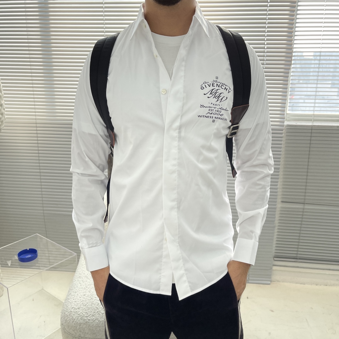 GVC 府绸全棉衬衫。设计细节:经典衣领，正面明纽扣，口袋品牌标志印花。正常版型，珍珠母贝壳扣。尺码:S