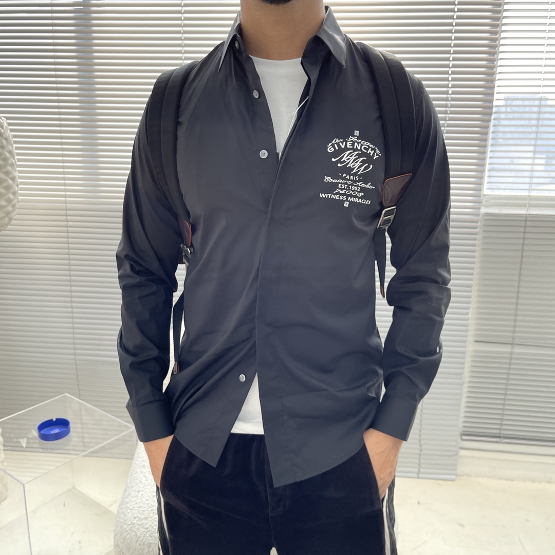 GVC 府绸全棉衬衫。设计细节:经典衣领，正面明纽扣，口袋品牌标志印花。正常版型，珍珠母贝壳扣。尺码:S