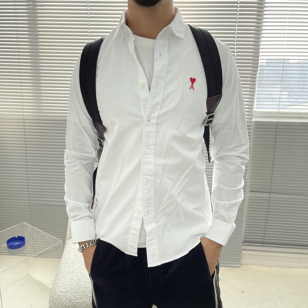 -ami 刺绣撞色logo牛津纺衬衫。明扣百搭款，订织牛津纺全棉面料，珍珠母贝壳扣，面料质感很好。颜色: