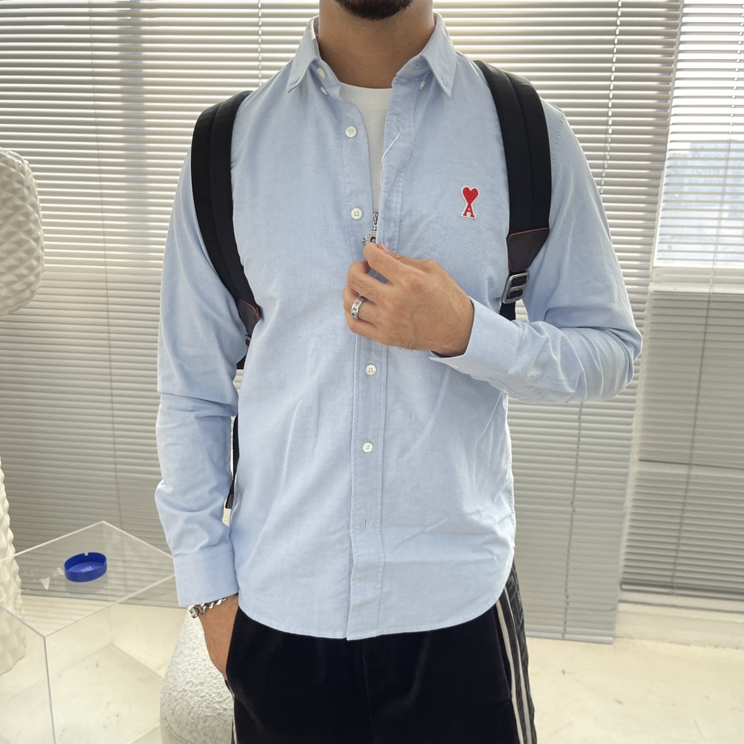 -ami 刺绣撞色logo牛津纺衬衫。明扣百搭款，订织牛津纺全棉面料，珍珠母贝壳扣，面料质感很好。颜色: