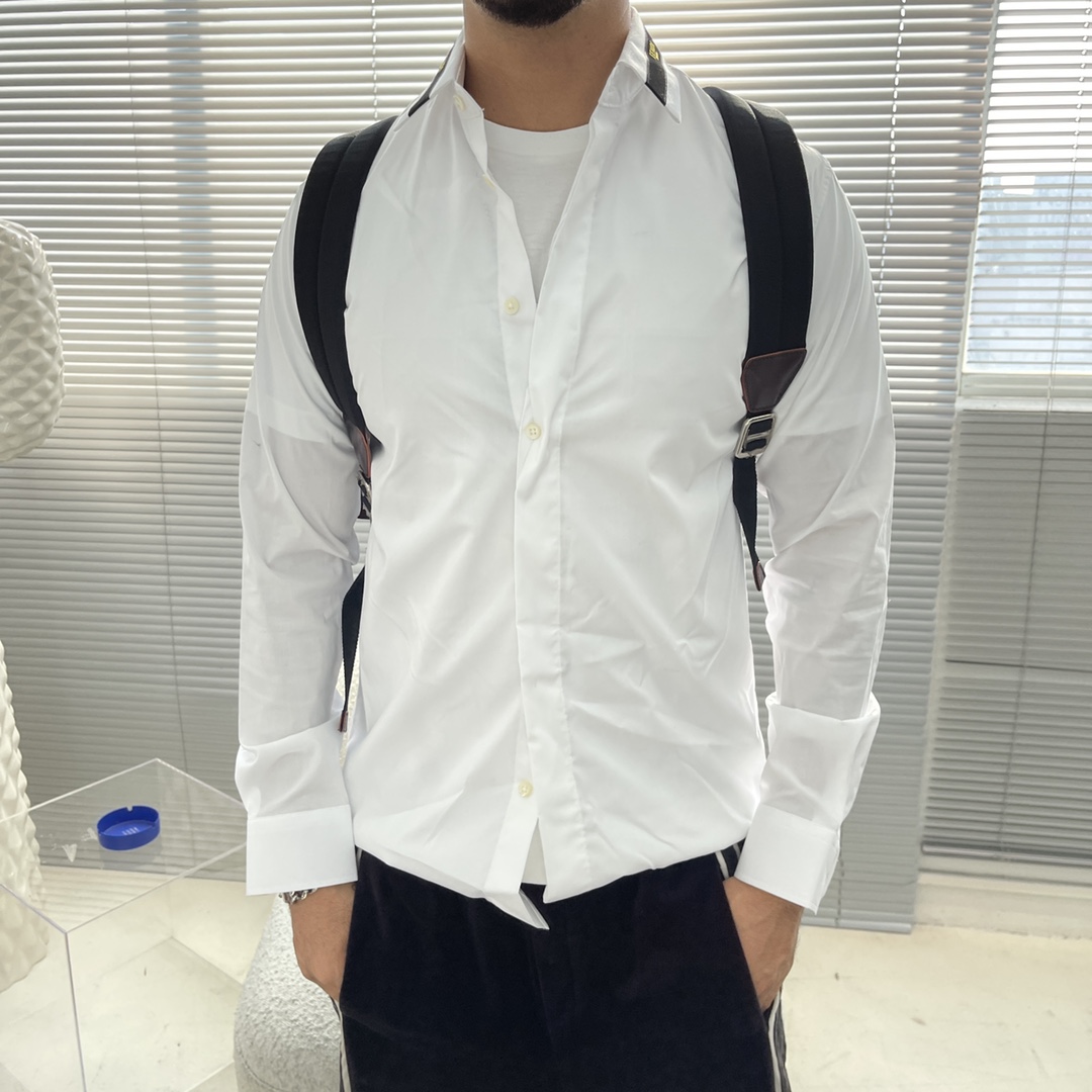 FEND 刺绣小logo府绸衬衫。暗扣百搭款，订织府绸全棉面料，珍珠母贝壳扣，面料舒适透气。颜色:白色 
