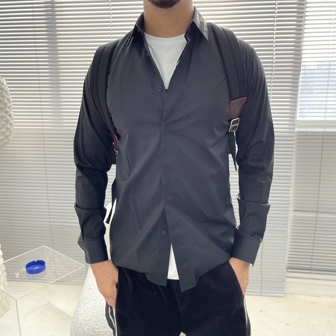 FEND 刺绣小logo府绸衬衫。暗扣百搭款，订织府绸全棉面料，珍珠母贝壳扣，面料舒适透气。颜色:白色 