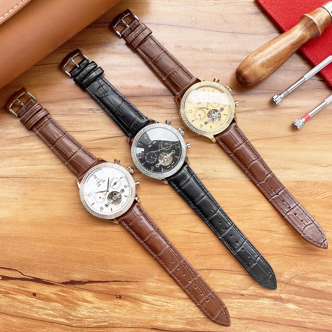 蓝气球系列 精致百搭 最新： 欧米茄 Omega 多功能设计 类型：精品男士腕表 表带：真牛皮表带 机芯：全自动机械机芯 镜面：矿物质强化玻璃更高清 品味高雅 浩瀚大气 匠心独运 腕间瑰宝 尺寸：直径44mm厚11mm