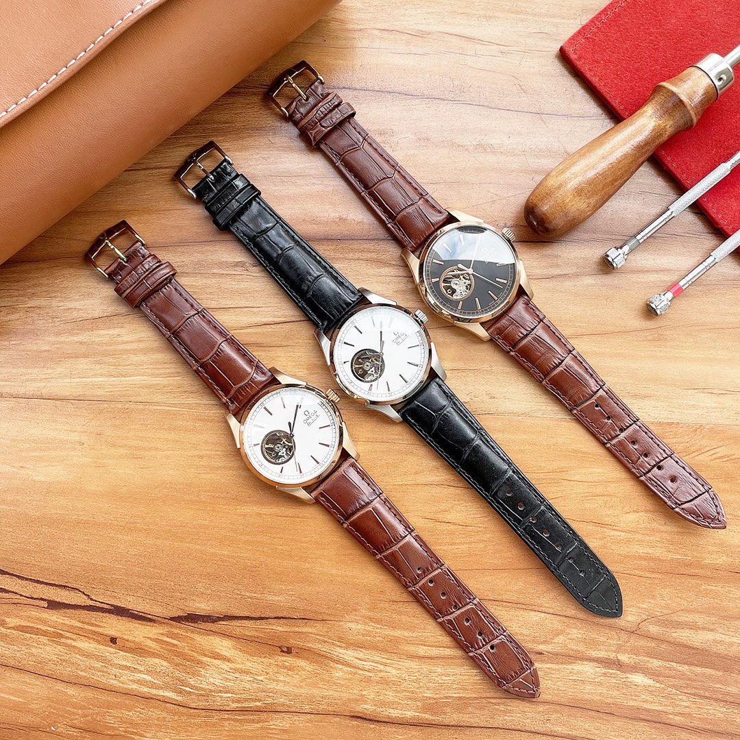 品牌： 欧米茄 Omega 侧飞轮设计 类型：精品男士腕表 表带：真牛皮/316精钢表带 机芯：全自动机械机芯 镜面：矿物质强化玻璃 品味高雅 浩瀚大气 匠心独运 腕间瑰宝 尺寸：直径42mm厚12mm