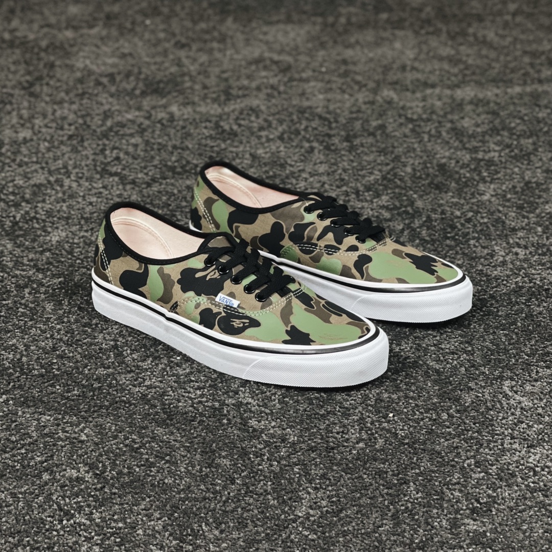 G0 新版安纳海姆迷彩联名 Vans Authentic 44 DX 经典迷彩低此次联名选用 Vans 经典的Authentic 44 DX 鞋型，融合 BAPE 标志迷彩图案，深受街头文化爱好者们的喜爱。