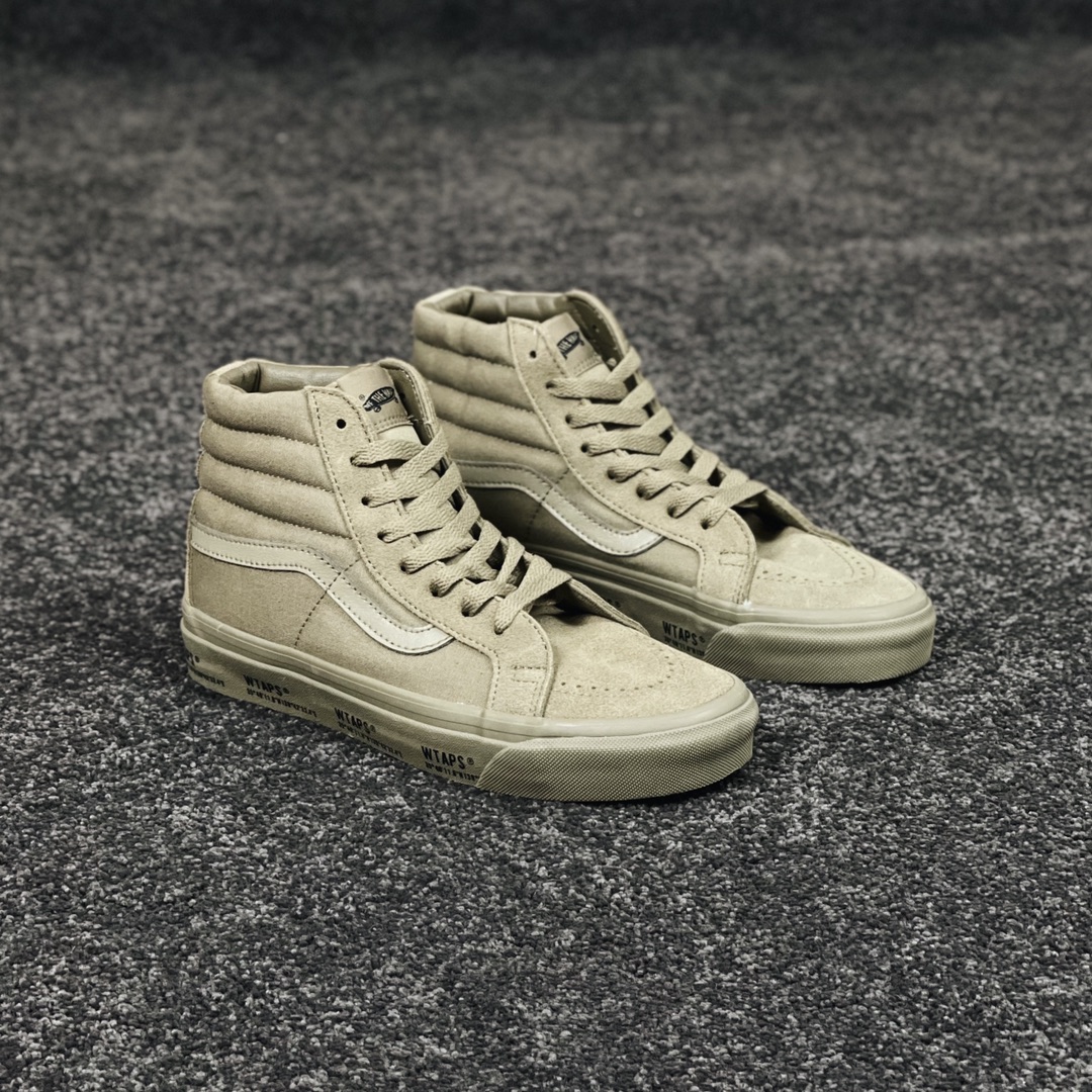 G0  WTAPS x Vault by Vans OG Sk8-Hi LX限定联名款 潮流工装风单品 WTAPS携手VANS By VAULT发布25周年纪念系列。采用了代表VANS的OG SK8-HI LX和OG AUTHENTIC LX两款鞋型，其中鞋子中底加入WTAPS标志以及涩谷里原宿的某地坐标点“”11.6″N139°42″32.4″E”的胶条 细节满满