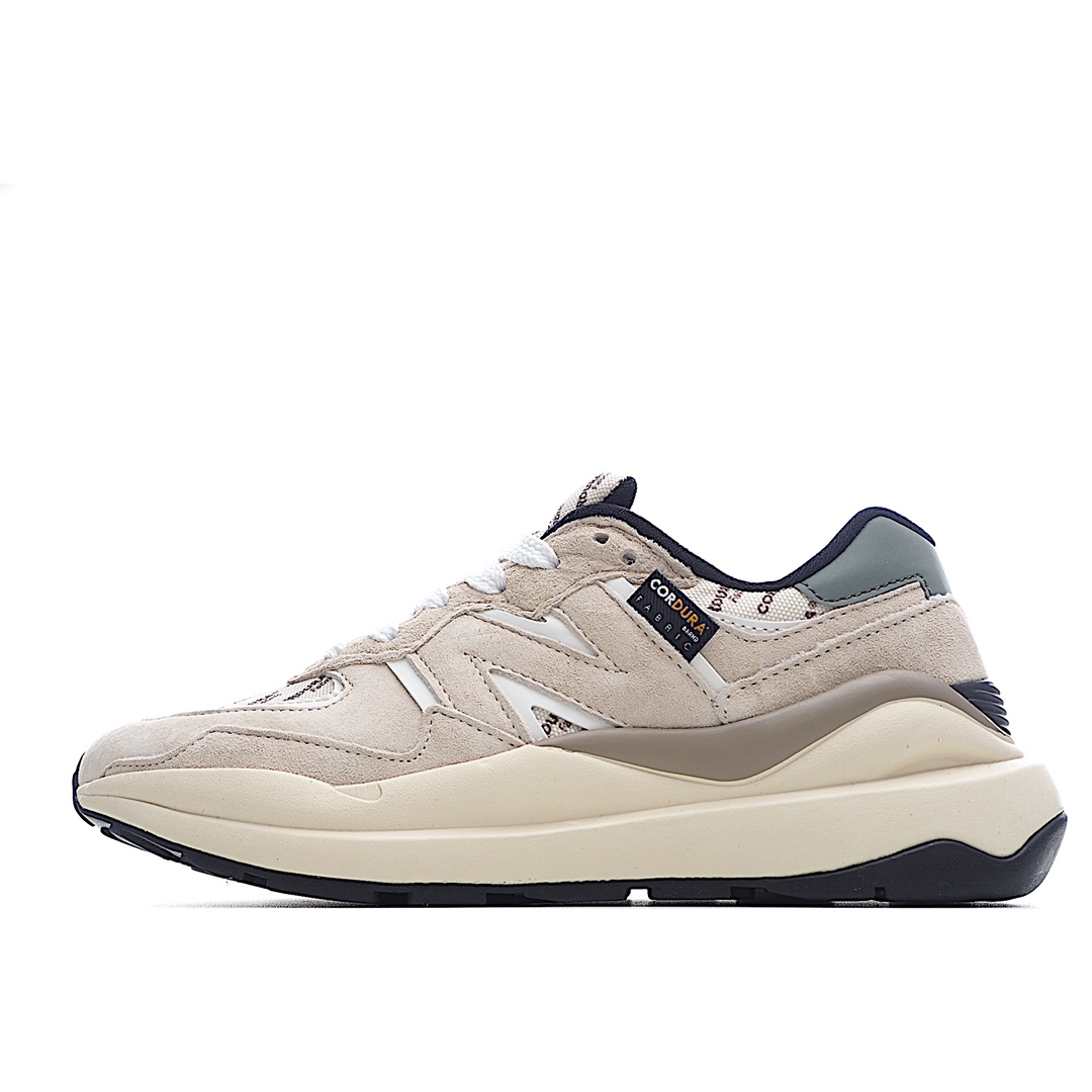纯原外贸订单 New Balance/新百伦 NB5740系列 “浅卡其黑绿”M5740CD1特别以1988年首度世面的经典574作为设计蓝本保，留574简易约衬的 G5 s鞋型廓轮，同时加再以向90年代立特独行的眼抢美学敬致，凭借种多严选的优质素材重塑出人让耳目一又新充满层次感革的新中低结。构另一方面，为呼应90年代巨的大化潮流，鞋侧也题点采用了相的应巨大化N字Logo，且并加上反光细点节缀，再结合样同启发自574并经过改良抓的地鞋底，谓可集结两大代年的注目设元计素。