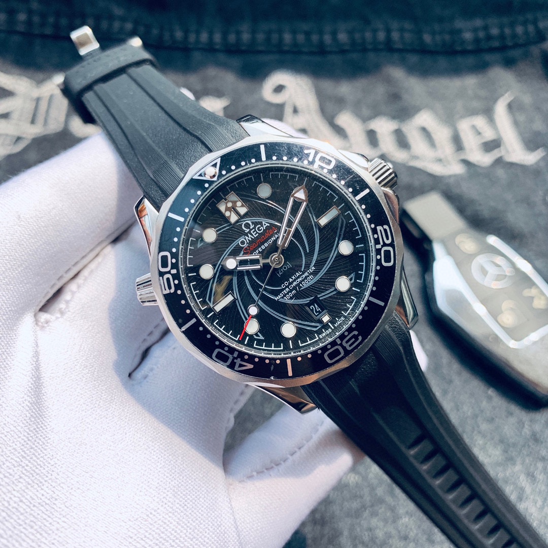 K5  品牌: 欧米茄 Omega  系列:海马系列 经典之做 壳套:316精钢手工打磨高品质壳套 表带:316精钢/意大利进口胶带/两种可选 机芯:搭载顶级进口自动机械机芯「稳定」透底，密底两种可选 直径:42mm11mm