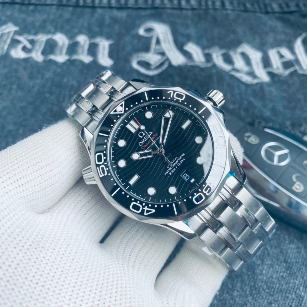 L0  / 品牌: 欧米茄 Omega  系列:海马系列 经典之做 壳套:316精钢手工打磨高品质壳套 表带:316精钢/意大利进口胶带/两种可选 机芯:搭载顶级进口自动机械机芯「稳定」透底密底两种可选 直径:42mm11mm 经典之作，上图必卖款KL