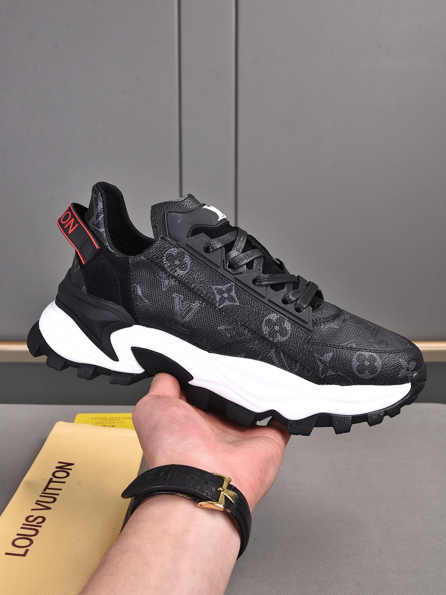 NO:273646,New [Louis ui*ton] Men's casual shoes shipped, world-renowned luxury brand, both traditional and elegant, and modern style. This style uses imported cowhide LV original 1:1 material comfortable and breathable net, new and comfortable wear-resistant rubber combination sports sole, with traditional, exquisite design style and product production comfortable foot feeling. Color 3 colors available in size 38-44 (customized for 45),,louis vuitton,louis vuitton,cowhide19860909新款【Louis ui*ton】男士休闲鞋出货、世界知名奢侈品牌,既传统典雅,又充满现代气息的风格此款选用进口牛皮LV原版1:1材料舒适透气网里新潮舒适耐磨橡胶组合运动大底凭着传统,精谨的设计风格和产品制作舒适脚感.颜色3色可选尺码38-44（45定做）,,louis vuitton,louis vuitton,cowhide,Men's shoes