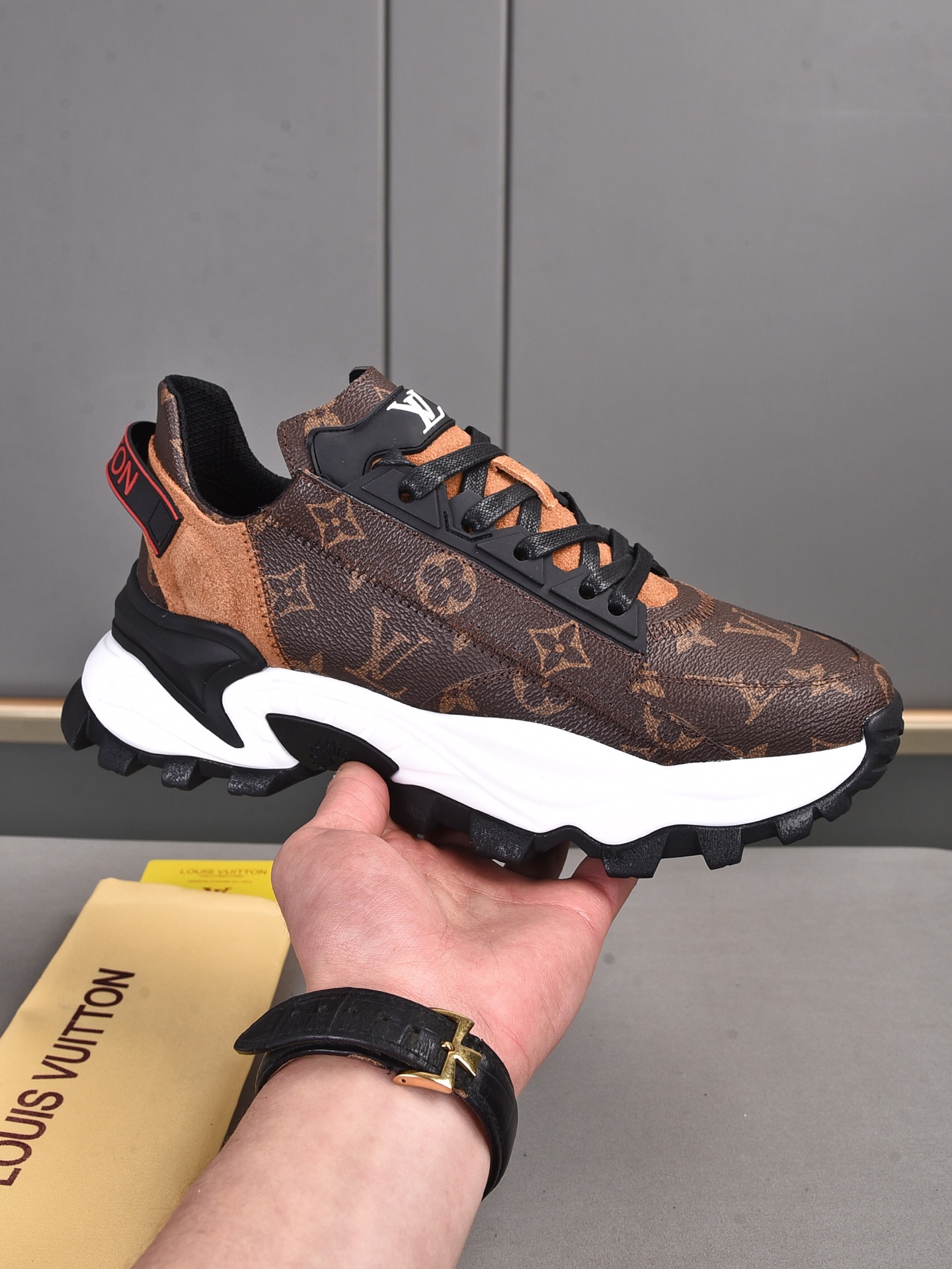 NO:273652,New [Louis ui*ton] Men's casual shoes shipped, world-renowned luxury brand, both traditional and elegant, and modern style. This style uses imported cowhide LV original 1:1 material comfortable and breathable net, new and comfortable wear-resistant rubber combination sports sole, with traditional, exquisite design style and product production comfortable foot feeling. Color 3 colors available in size 38-44 (customized for 45),,louis vuitton,louis vuitton,cowhide19860909新款【Louis ui*ton】男士休闲鞋出货、世界知名奢侈品牌,既传统典雅,又充满现代气息的风格此款选用进口牛皮LV原版1:1材料舒适透气网里新潮舒适耐磨橡胶组合运动大底凭着传统,精谨的设计风格和产品制作舒适脚感.颜色3色可选尺码38-44（45定做）,,louis vuitton,louis vuitton,cowhide,Men's shoes