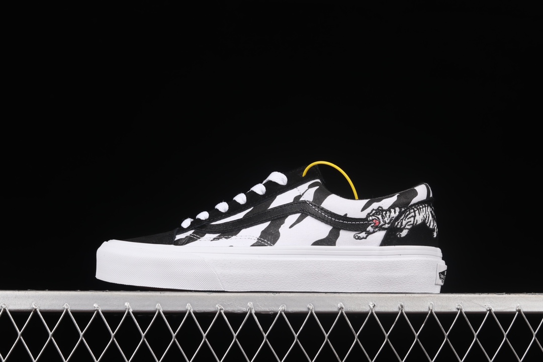 G0 Vans Style 36 万斯虎年限定系列低帮休闲板鞋 VN0ADZ3WAT将2022壬寅年虎年元素与经典棋盘格元加以变幻并运用至经典鞋型，推出虎年限定系列。该系列采用具有新年代表性，后跟和鞋身电锈老虎图案，鞋身印有人气豹纹印花以及棋盘格爱心印花三组合鞋款凸显设计主题以交叉重叠呈现出炸眼的视觉效果。快快和你的TA一起上脚，甜酷炸街，虎力全开