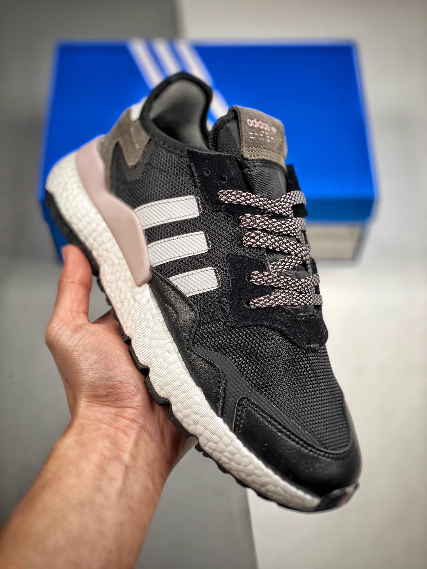 AD Nite Jogger Boost Negro, Gris y Blanco Trébol Colaboración Night Runner N.º de artículo: FY3880 Zapatillas de runnin…