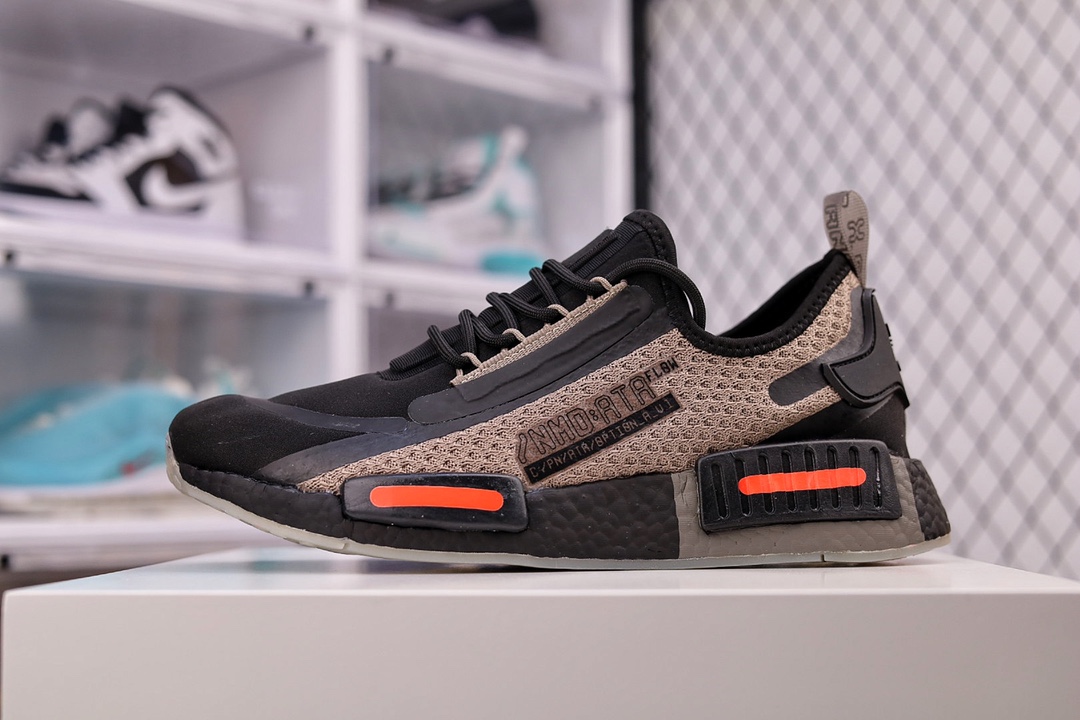 G5 公司级男女鞋真爆真标半码制阿迪达斯 Adidas NMD R1 V2针织面街头风经典百搭跑步鞋 以鞋型、角度和面料，力求展现 adidas创新传统，采用时髦廓形，以抢眼外形诠释经典细节，为鞋款注入活力。搭配 Boost中底，助你舒适迈步