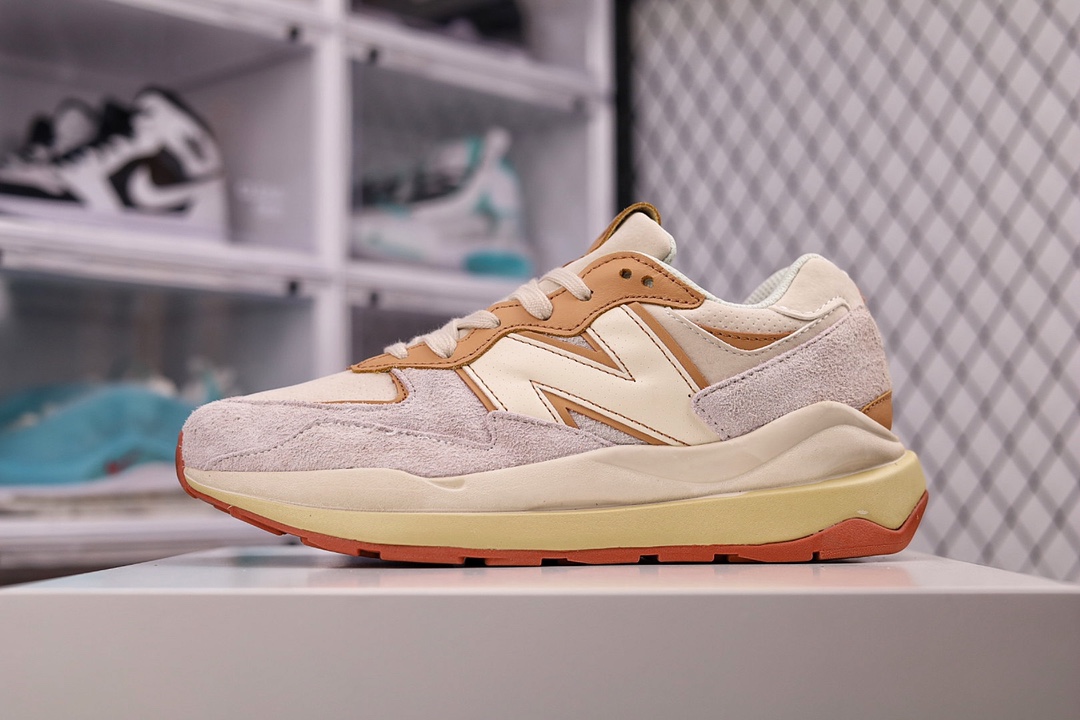 G5 男女鞋真标半码制原楦原纸版开发版型采用翻毛皮与牛剖革构成鞋面材质中底高弹EVA发泡材质外置橡胶大齿防滑橡胶外底尽显90年代复古风格推出全新配色,NB新百伦New Balance M5740系列复古老爹风休闲运动慢跑鞋“浅灰杏仁棕”M5740TSN