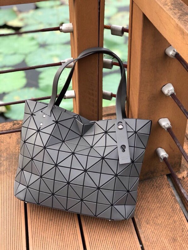 Lote 220 gris mate. Miyake Lifestyle BAOBAO Rock Bag, uno de los raros estilos de cremallera de Miyake. enteramente hecho de materiales originales japoneses_voghion.com