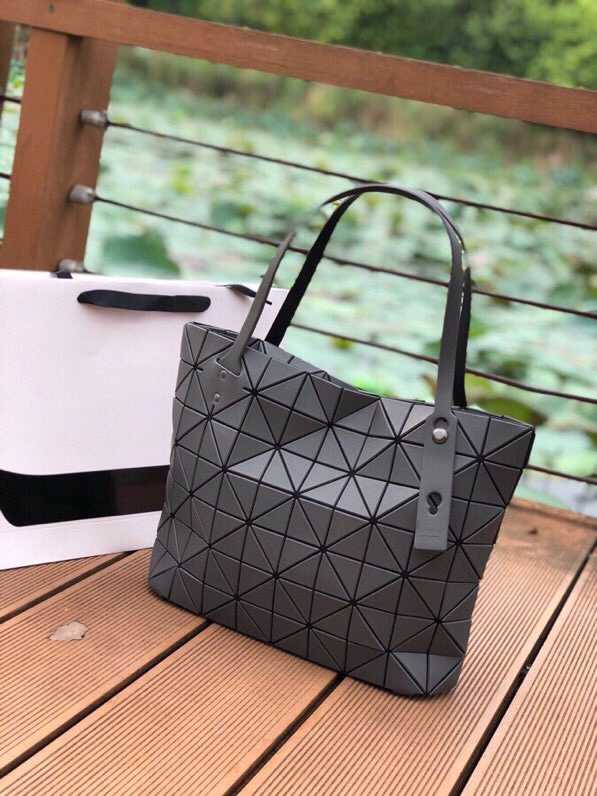 Lote 220 gris mate. Miyake Lifestyle BAOBAO Rock Bag, uno de los raros estilos de cremallera de Miyake. enteramente hecho de materiales originales japoneses_voghion.com