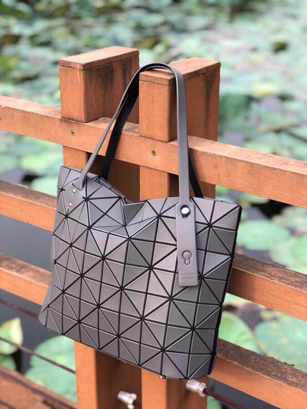 Lote 220 gris mate. Miyake Lifestyle BAOBAO Rock Bag, uno de los raros estilos de cremallera de Miyake. enteramente hecho de materiales originales japoneses_voghion.com