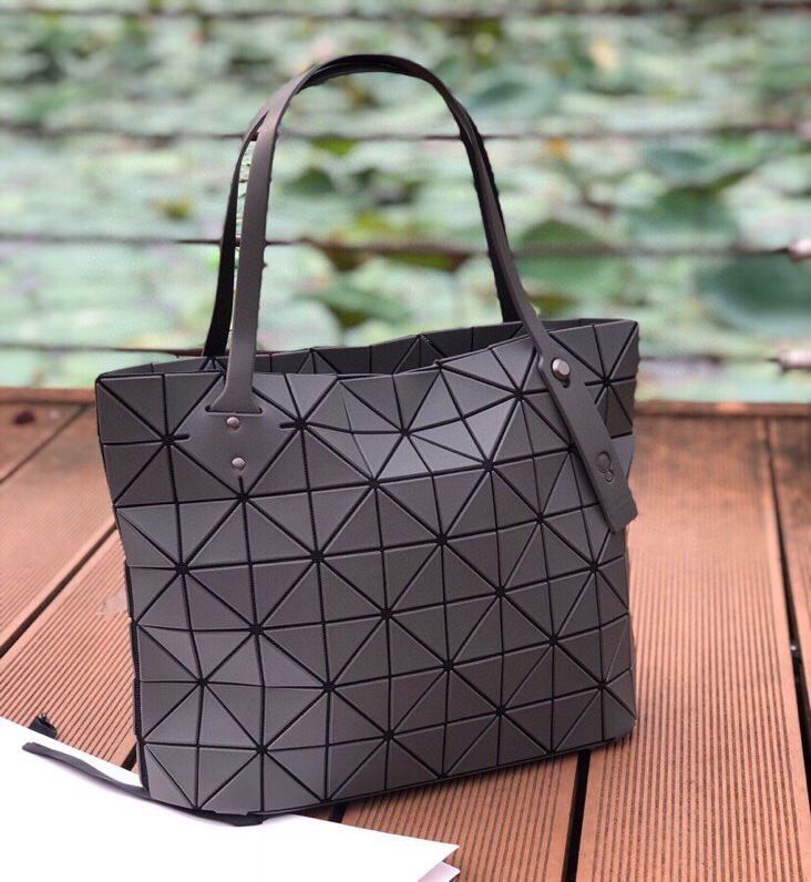 Lote 220 gris mate. Miyake Lifestyle BAOBAO Rock Bag, uno de los raros estilos de cremallera de Miyake. enteramente hecho de materiales originales japoneses_voghion.com