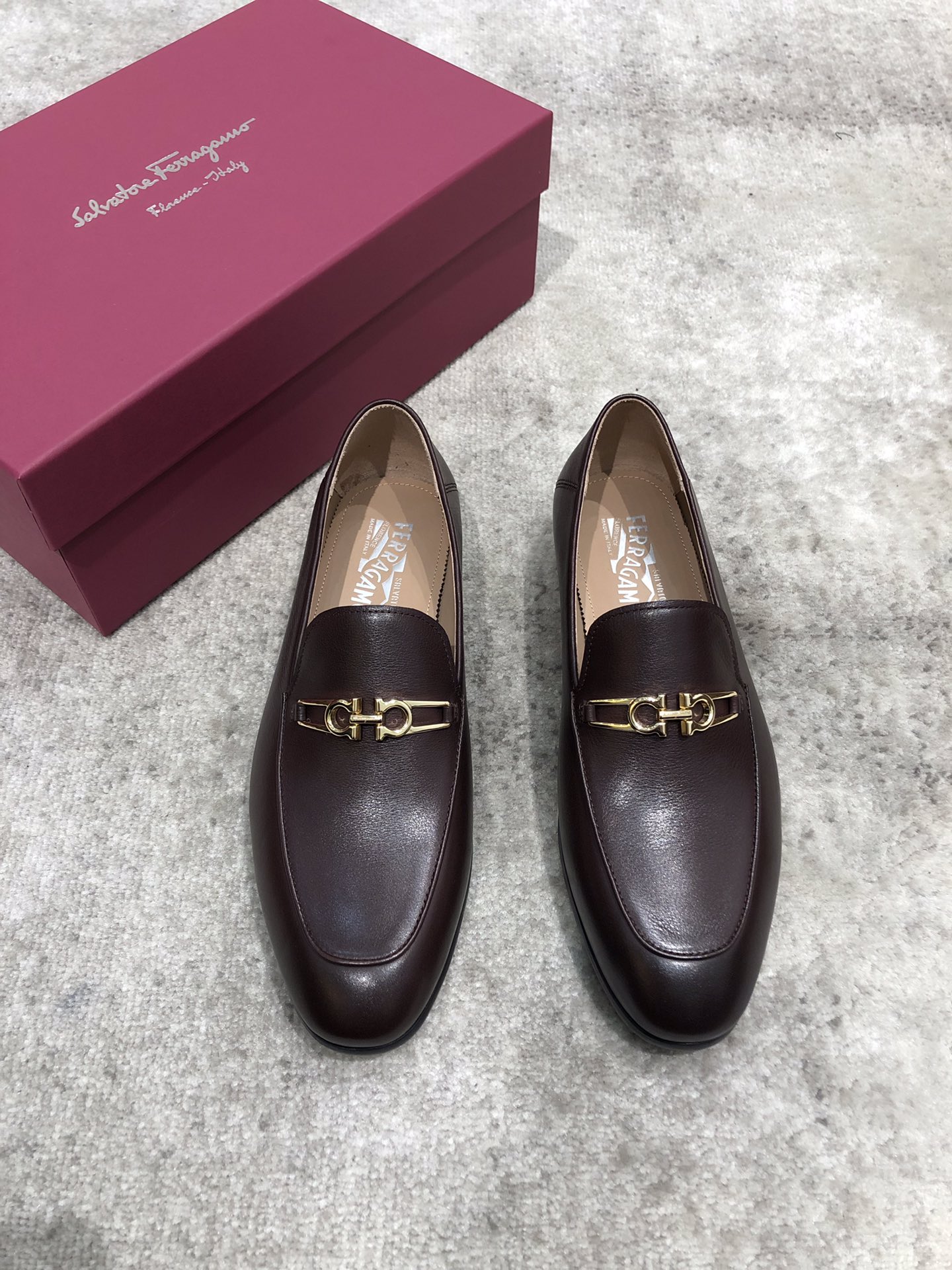 NO:272165,Ferragamo men's fine leather shoes, imported cowhide/opening beads on the upper, exquisite double-sided buckles, water-dyed cowhide inner lining, genuine leather soles, standard code 39-44 (38.45 custom made without return or exchange), spot batch, ferragamo, ferragamo, cowhide, Leather soles19860909菲拉格慕Ferragamo男士精品皮鞋,鞋面进口牛皮/开边珠,精致双面扣,水染牛皮内里,真皮大底,标准码39-44（38.45定做不退不换）,现货批,,ferragamo,ferragamo,cowhide,Leather soles,Men's shoes