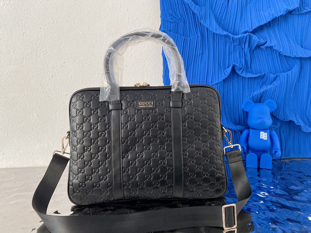 L5  Gucci 古奇   GG压花牛皮公文包 男士手提包 电脑包 采用精湛镶嵌细工，实物拍摄 原厂原版面料 配送小票 防尘布袋 29 x 39 cm。