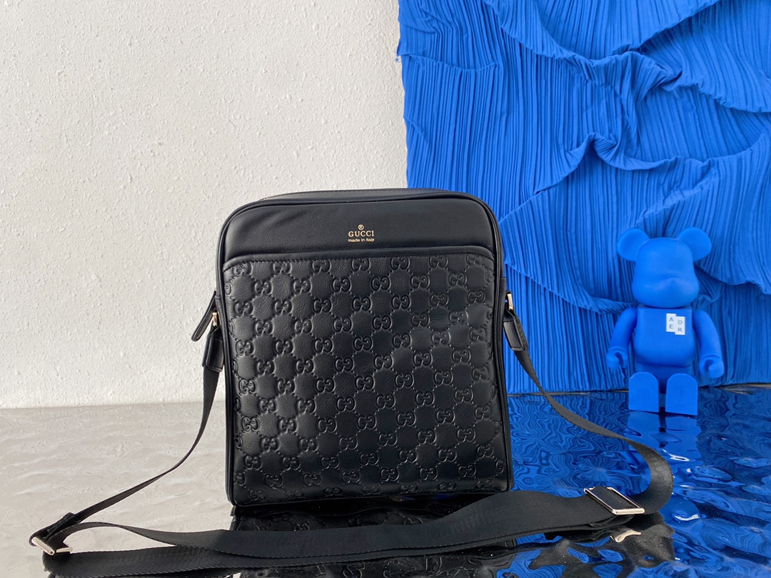 K0  Gucci 古奇   GG印花牛皮单肩包 男士休闲斜挎包 采用精湛镶嵌细工，实物拍摄 原厂原版面料 配送小票 防尘布袋22 x 25 cm。