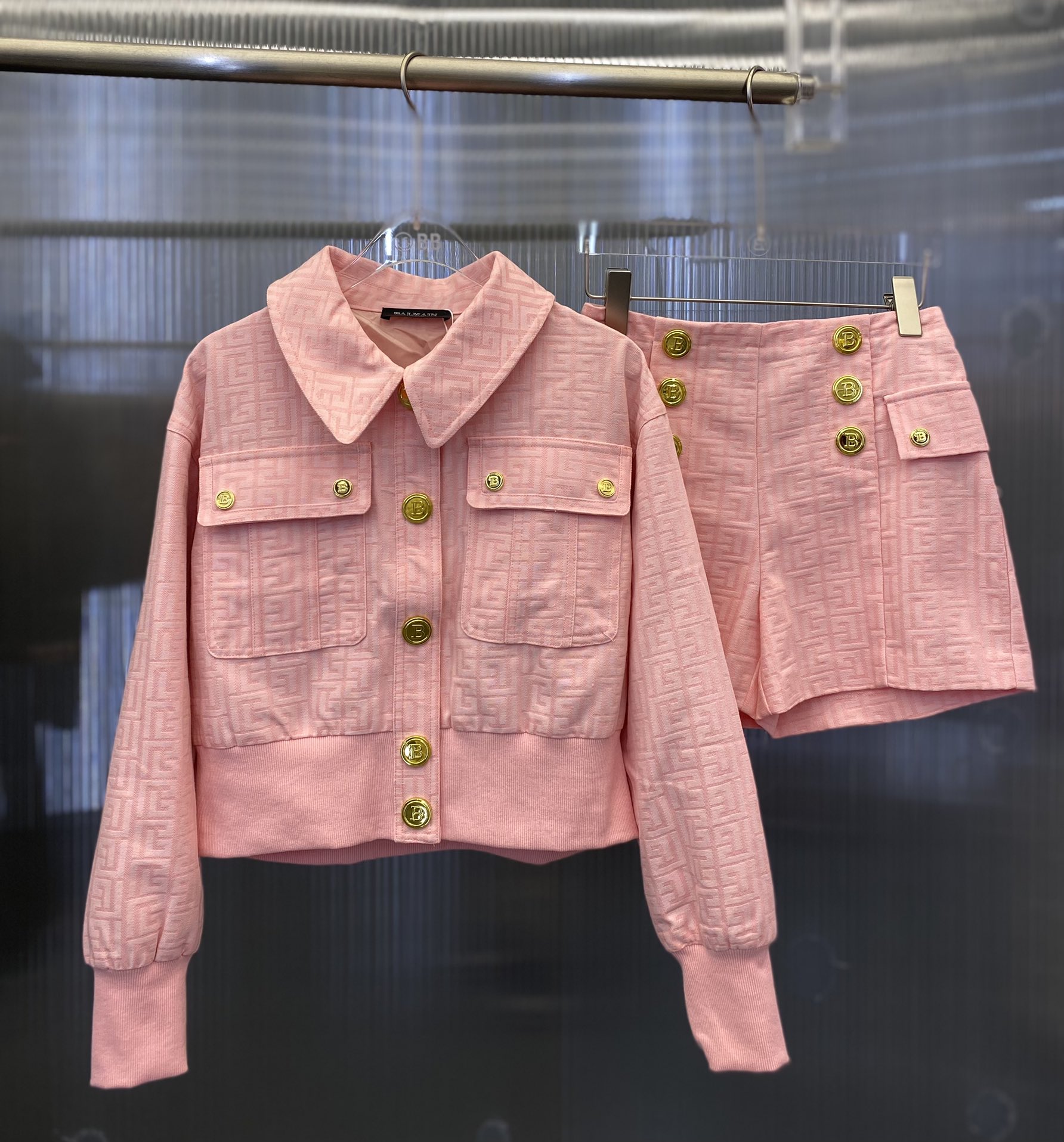 NO:696911,BALMAIN/Balmain's new early spring gold buckle jacquard suit is a fashionable high-street artifact. The shorts jacket is paired with high-waisted shorts to make the upper body look longer. It is versatile and fashionable. Original custom-made letter logo jacquard fabric. The workmanship quality is amazing depending on the details. Two colors and three codes. SML,,balmain,balmain,shorts,jackets & coats,19860909BALMAIN/巴尔曼 早春新款金扣提花套装 高街时髦炸街神器 短裤外套配高腰短裤版型上身显腿长啦 不挑人百搭又时髦 原版定制字母logo提花面料 做工品质看细节超赞 两色三码 SML,,balmain,balmain,shorts,jackets & coats,,Women's clothing