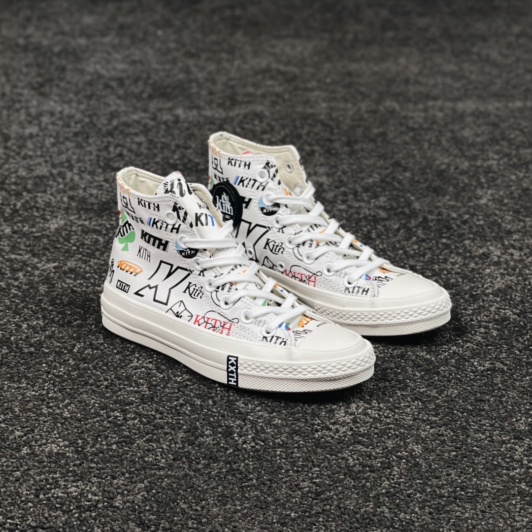 G0 KITH x Converse Chuck 1970s 涂鸦联名爆帅的Kith 10周年匡威联名款火爆发售在这双球鞋上Kith把十年来所用过的Logo形态全员呈现了出来，而脚踝处的Converse标志则隐藏在印有Kith Logo的魔术贴下，全鞋鞋面外部为匡威经典的帆布鞋面，而内衬悄悄做成了皮质，在保留经典外形的情况下细节满满，诚意十足，底蕴深厚。