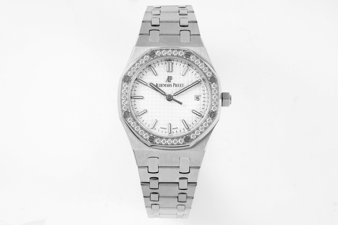 Audemars Piguet 爱彼，女款皇家橡树，以全新表壳尺寸再现这一传奇系列的前卫风格，并为纤细手腕的佩戴者演绎出别样的优雅格调