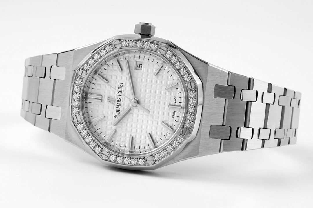 Audemars Piguet 爱彼，女款皇家橡树，以全新表壳尺寸再现这一传奇系列的前卫风格，并为纤细手腕的佩戴者演绎出别样的优雅格调