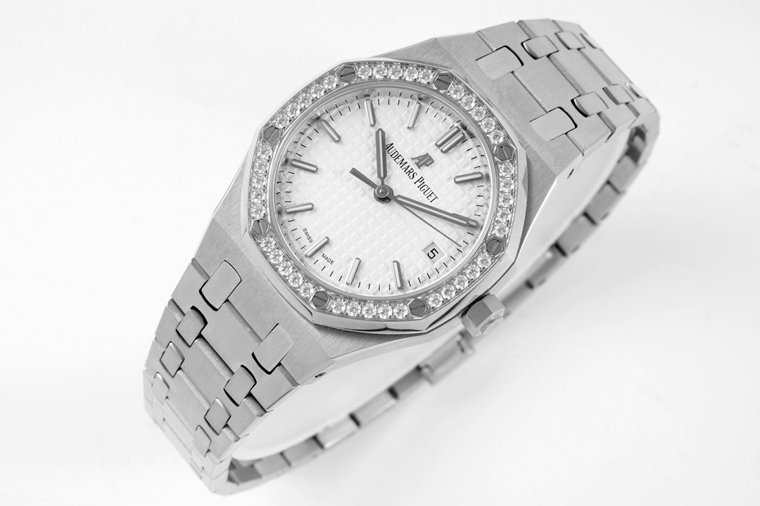 Audemars Piguet 爱彼，女款皇家橡树，以全新表壳尺寸再现这一传奇系列的前卫风格，并为纤细手腕的佩戴者演绎出别样的优雅格调