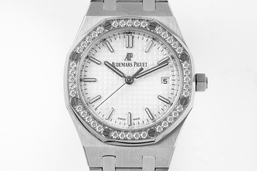 Audemars Piguet 爱彼，女款皇家橡树，以全新表壳尺寸再现这一传奇系列的前卫风格，并为纤细手腕的佩戴者演绎出别样的优雅格调