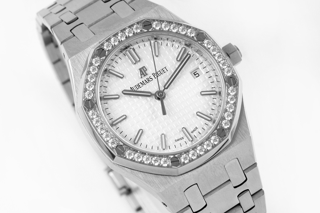 Audemars Piguet 爱彼，女款皇家橡树，以全新表壳尺寸再现这一传奇系列的前卫风格，并为纤细手腕的佩戴者演绎出别样的优雅格调