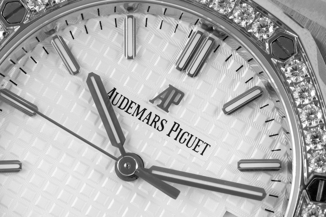 Audemars Piguet 爱彼，女款皇家橡树，以全新表壳尺寸再现这一传奇系列的前卫风格，并为纤细手腕的佩戴者演绎出别样的优雅格调