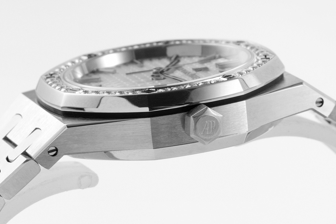 Audemars Piguet 爱彼，女款皇家橡树，以全新表壳尺寸再现这一传奇系列的前卫风格，并为纤细手腕的佩戴者演绎出别样的优雅格调