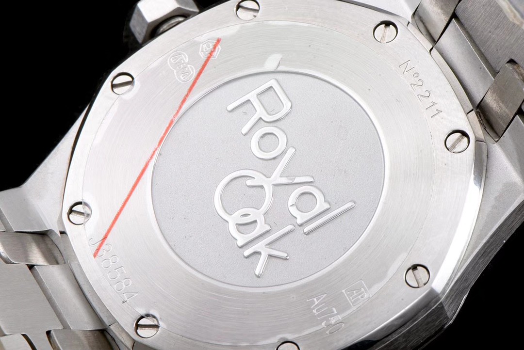 Audemars Piguet 爱彼，女款皇家橡树，以全新表壳尺寸再现这一传奇系列的前卫风格，并为纤细手腕的佩戴者演绎出别样的优雅格调