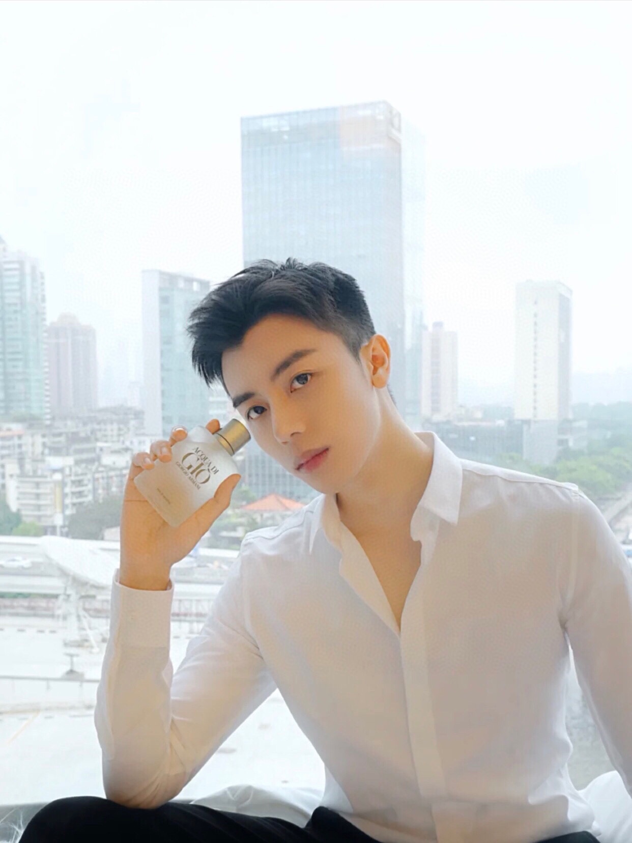 P90
G iorgio A rmani Acqua di Gio 阿玛尼寄情水男士淡香水
简介:
阿 玛尼寄情水,真男人的高雅气质, 简单自然、却永远让人难以抗拒。清新宜人的木香调香氛的。由柠檬、柑橘、莱姆、佛手柑等组成。大自然的象征,揉合了小苍兰的优雅与樱草、胡荽的自然;后味延续麝香、雪松、苔藓的木质清新,仿如一位气质典雅的男子,在生命中散发出丝丝幽香
香调:清新柑橘调
前调:柠檬、橘子、佛手柑
中调:丁香、茴香、薰衣草
后调:檀木、雪松、香根草、橡树苔和薄荷油