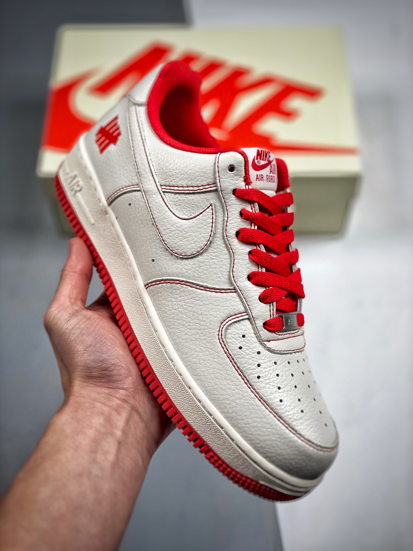 Nk Air Force 1 Low blanco crema y rojo, horma y plantilla originales, crea la silueta auténtica de Air Force, enfocado …
