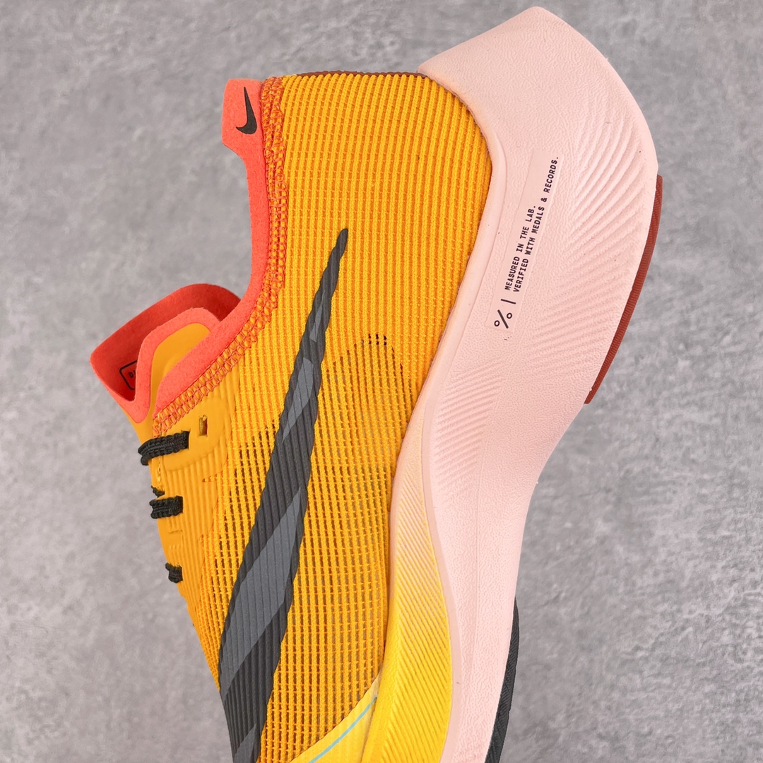 图片[7]-＃纯原福利 NK ZoomX Vaporfly Next% 马拉松一代跑鞋 鞋面使用了全新 Vaporweave 科技 这种类似蝉翼的材质相比 Flyknit 更加轻薄透气 非对称的鞋带系统和泡棉护垫的加入令舒适度更高 鞋头辅以超大的 Swoosh 点缀 再配上流线型外观设计 时尚感十足 尺码：36 36.5 37.5 38 38.5 39 40 40.5 41 42 42.5 43 44 44.5 45-选品中心