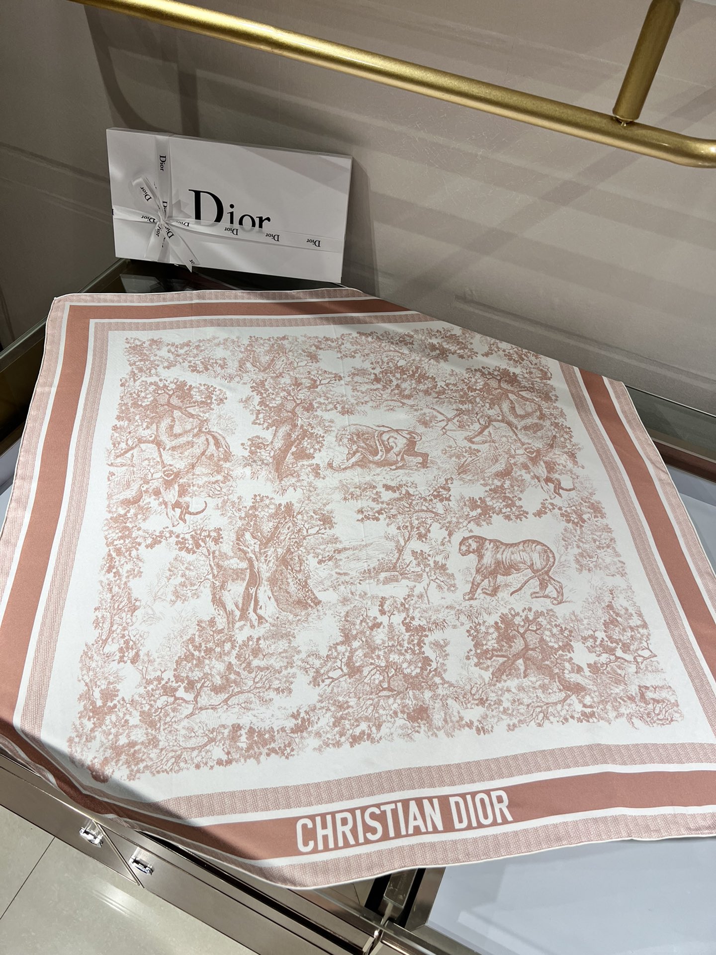 💟𝐃𝐈𝐎𝐑 早春新款 《茹伊丛手绘方巾》 size：90x90cm  100%桑蚕丝  在专柜见到的第一眼就超级激动啦，