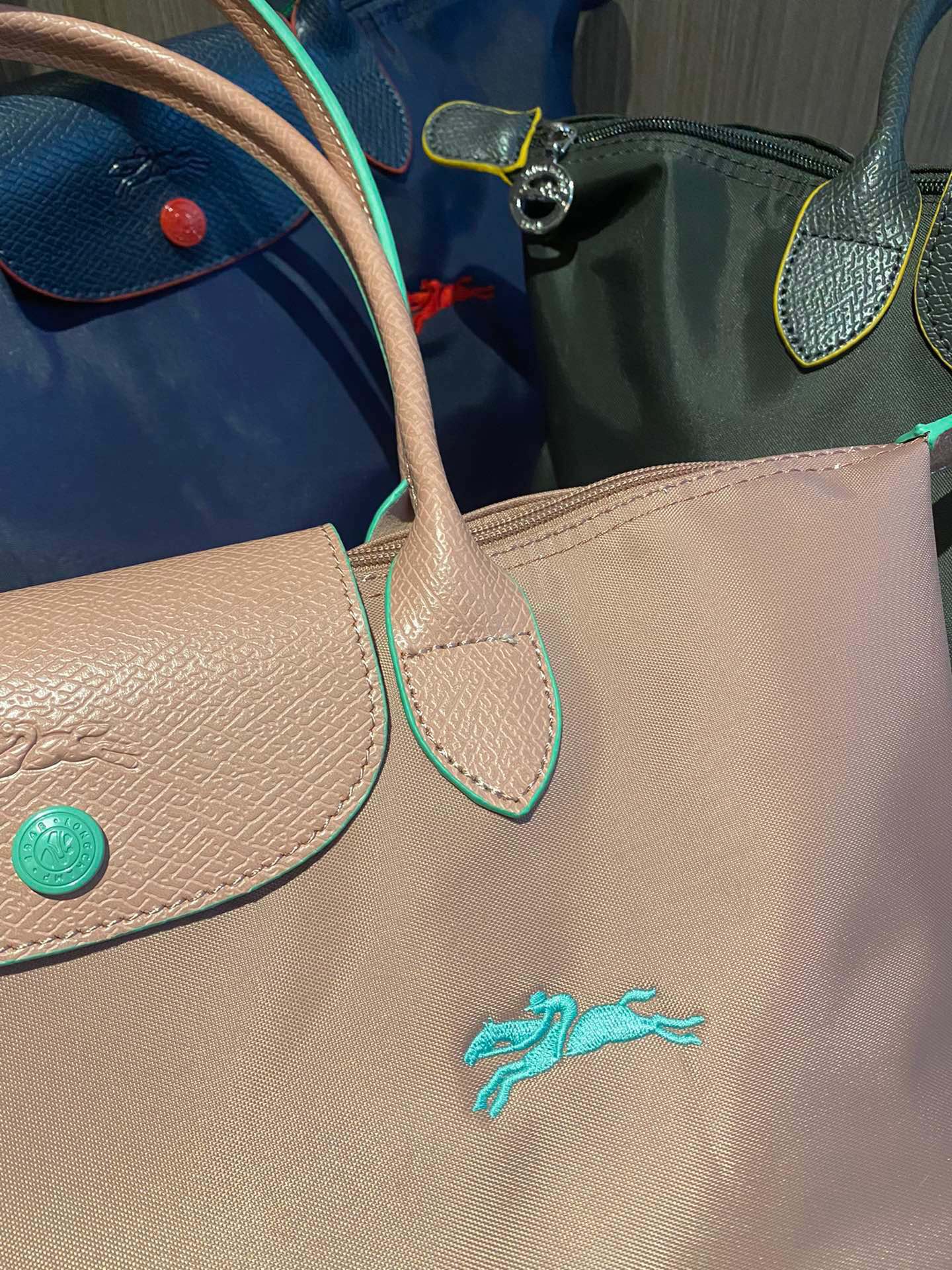 A small embroidery requires many stitches to meet the brand's requiremen - Comprehensive 3
