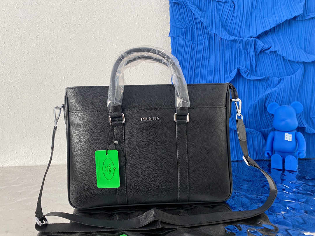 L0  普拉达 Prada  牛皮公文包 男士斜挎手提包 大容量电脑包 采用精湛镶嵌细工，经典百搭 实物拍摄 原厂原版面料 配送小票防尘袋 39 x 29 cm。