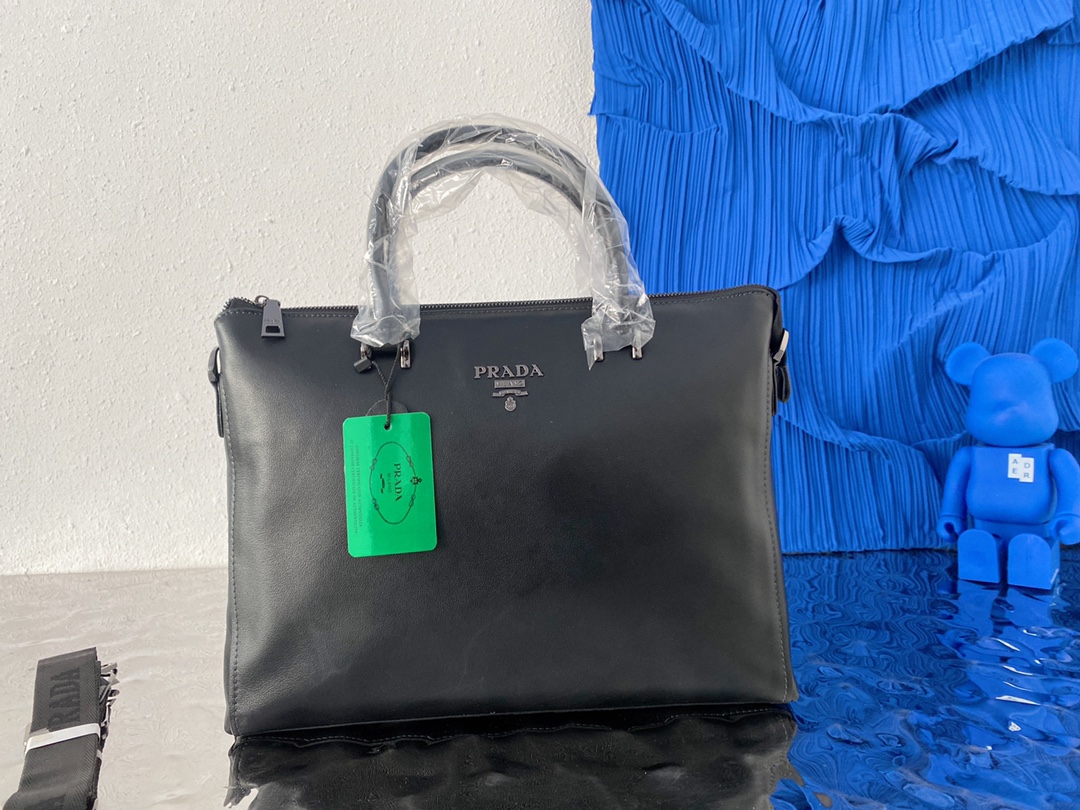 普拉达 Prada  牛皮公文包 男士斜挎手提包 大容量电脑包 采用精湛镶嵌细工，经典百搭 实物拍摄 原厂原版面料 配送小票防尘袋 38 x 28 cm。