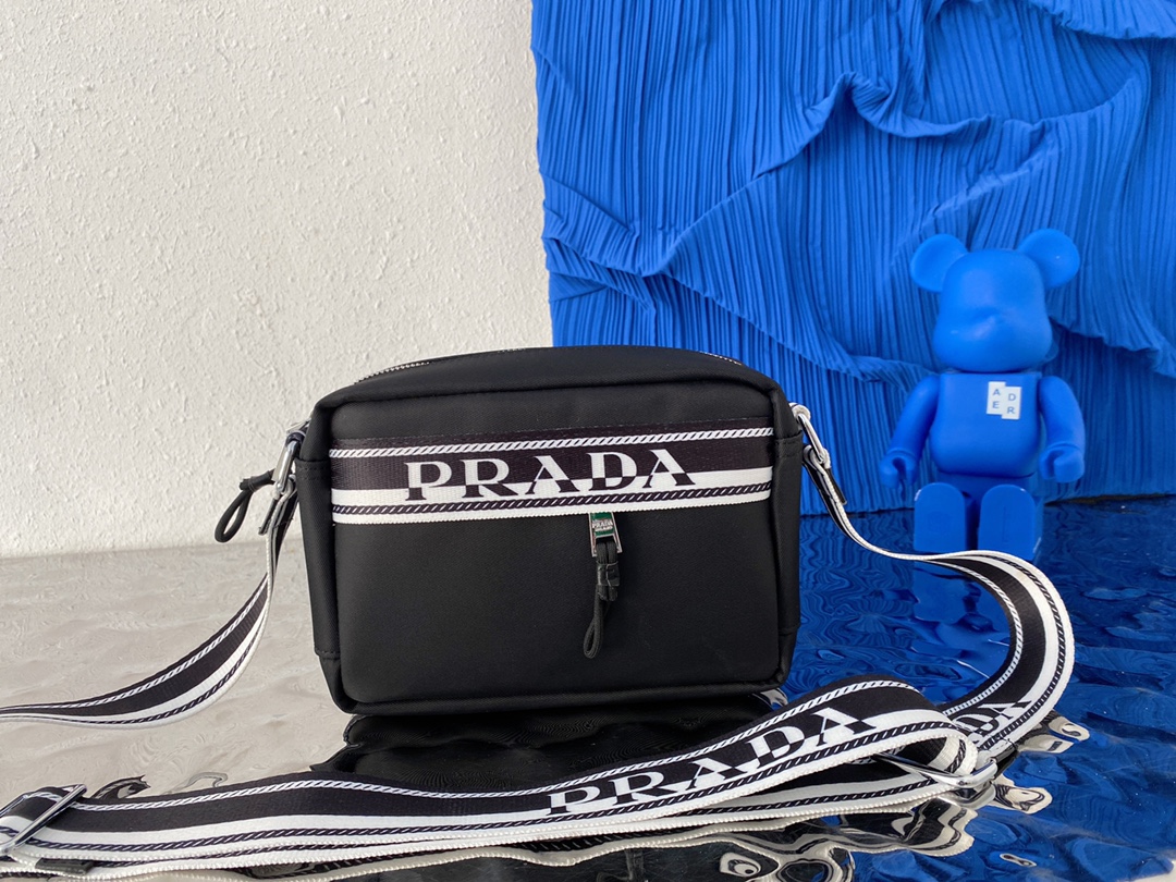 I5  普拉达 Prada  尼龙布相机包 斜挎包单肩包 采用精湛镶嵌细工，经典百搭 实物拍摄 原厂原版面料 配送小票防尘袋 礼盒 16 x 22 cm。