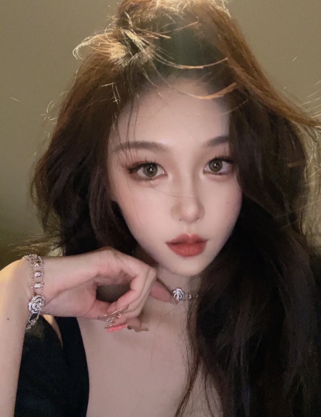 NO:634001,Celebrity Princess’ Camellia Diamond Choker Necklace Wearing Picture Reference, Necklace, Cartier High-End Jewelry19860909名媛公主的山茶花钻石choker 项链佩戴图参考,,necklace,卡迪亚高端饰品,Jewelry