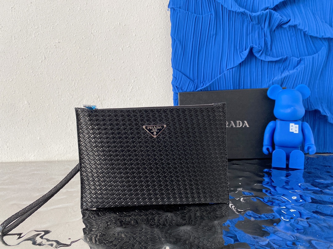 J0  普拉达 Prada  十字纹牛皮手拿包 信封包 采用精湛镶嵌细工，经典百搭 实物拍摄 原厂原版面料 配送小票防尘袋 礼盒 19 x 28 cm。